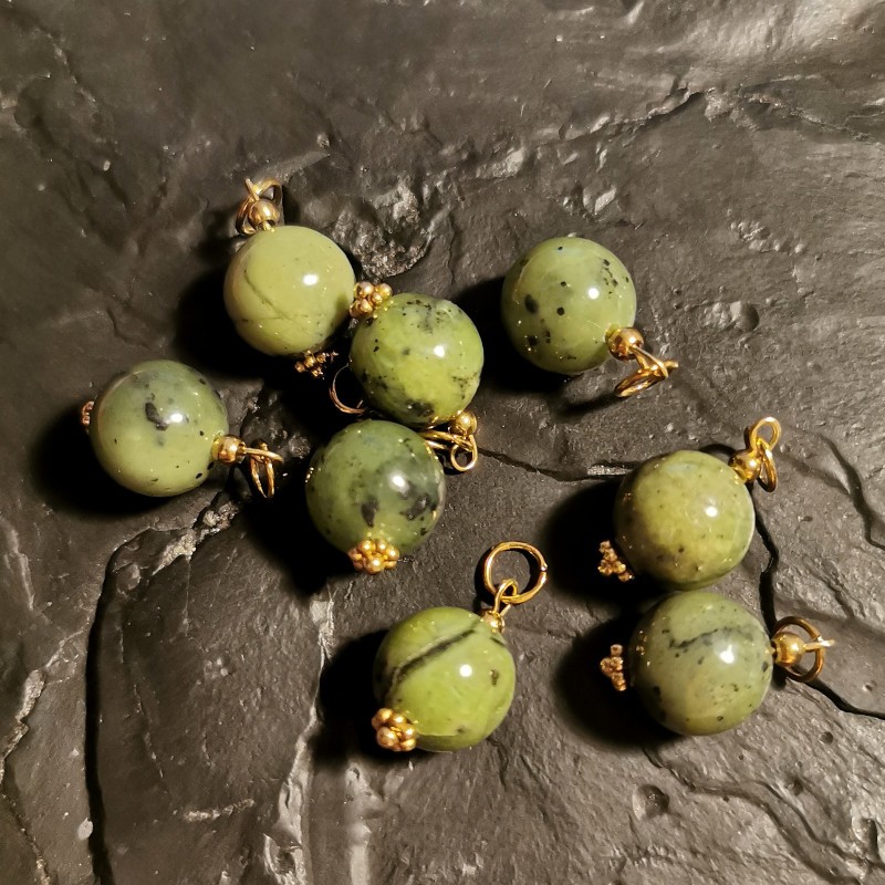 Jade néphrite - pendentif sphère 12mm - chakra pistache
